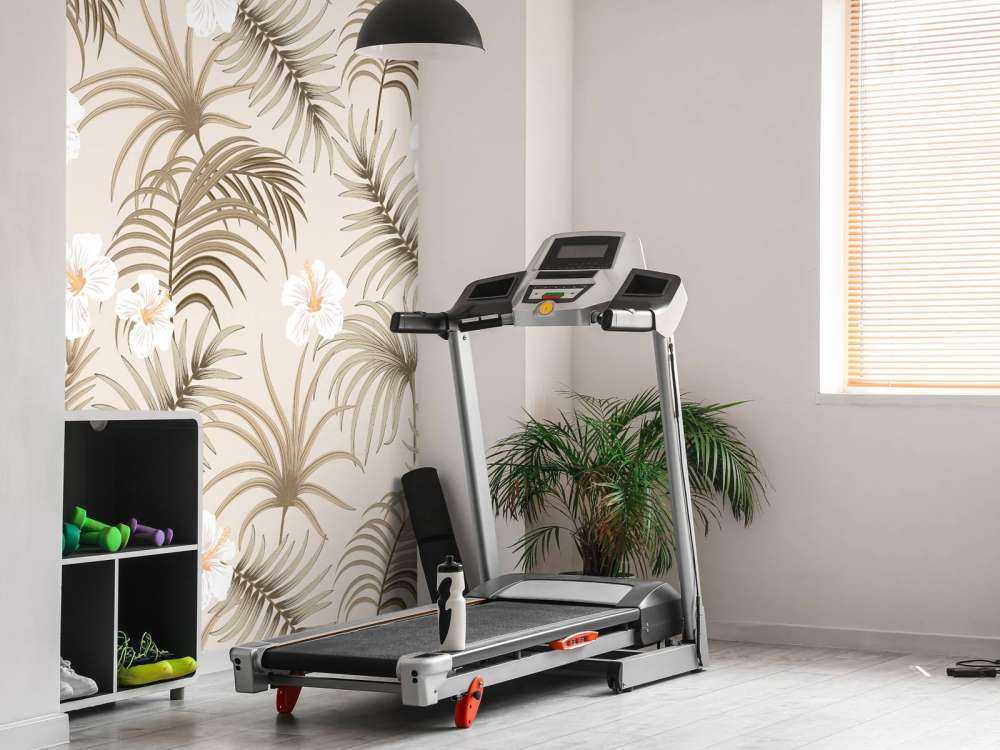 Palmboombladeren en bloemen