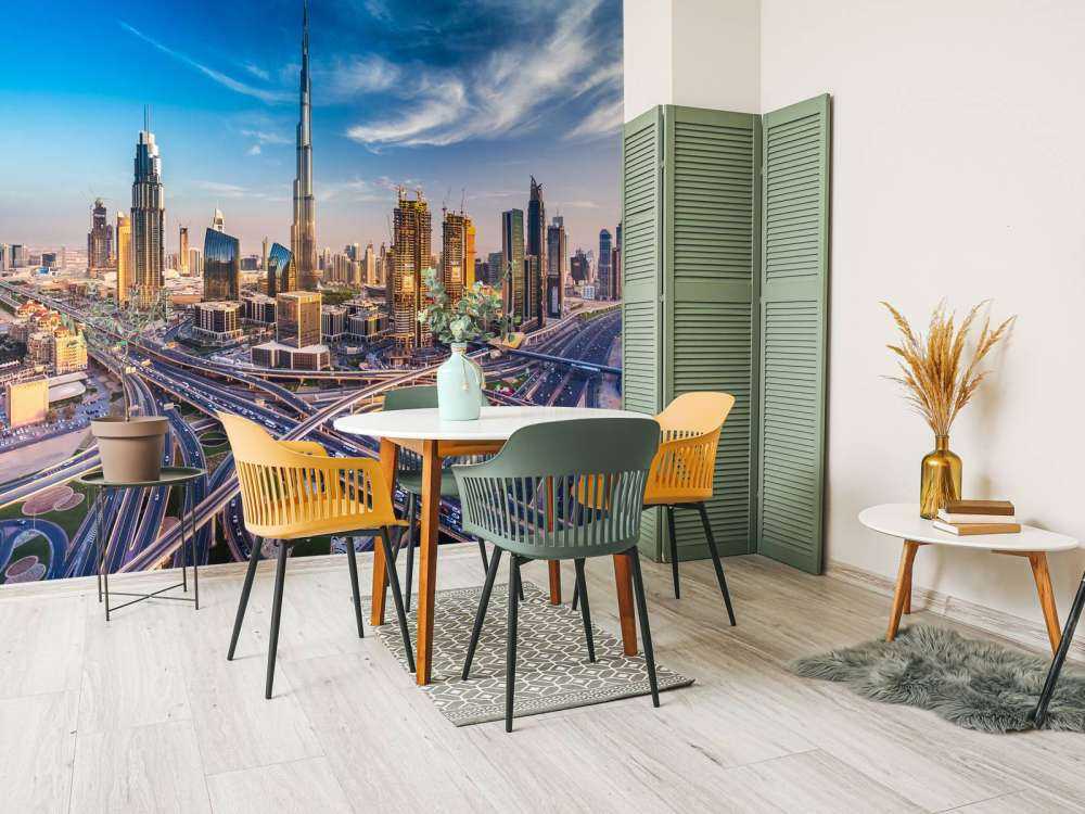 Snelwegen in Dubai met de skyline op de achtergrond