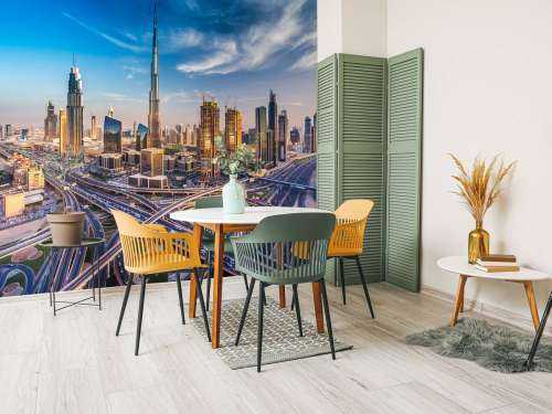 Snelwegen in Dubai met de skyline op de achtergrond