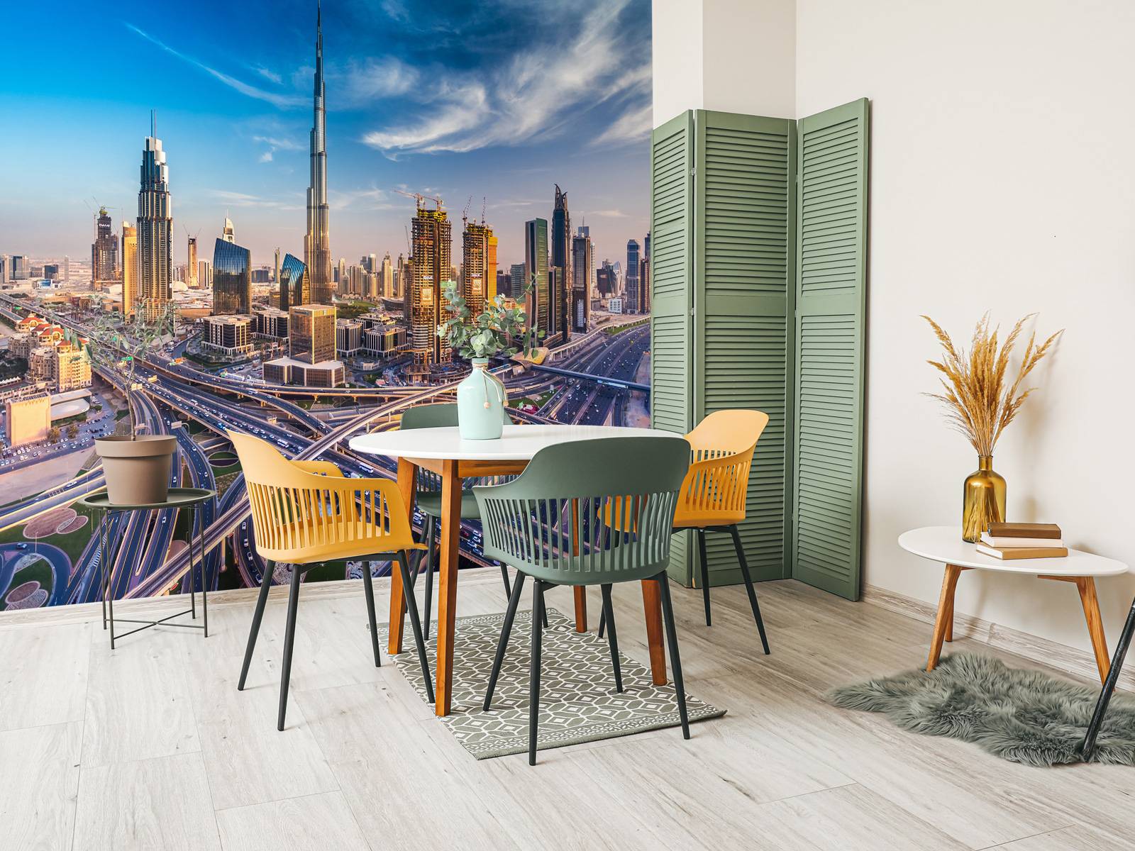 Snelwegen in Dubai met de skyline op de achtergrond