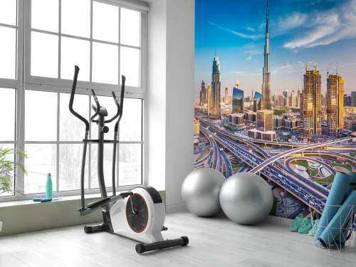 Snelwegen in Dubai met de skyline op de achtergrond