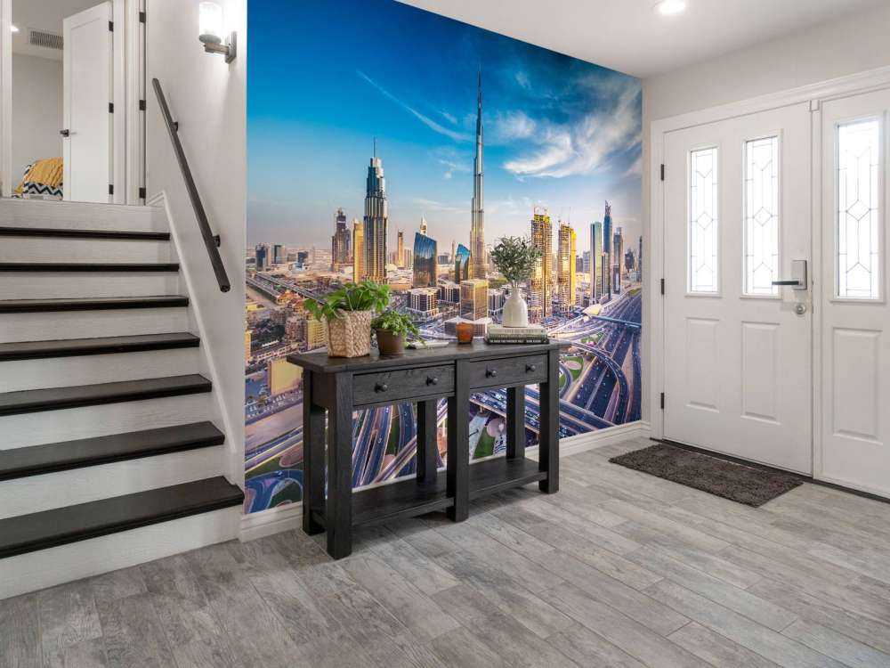 Snelwegen in Dubai met de skyline op de achtergrond