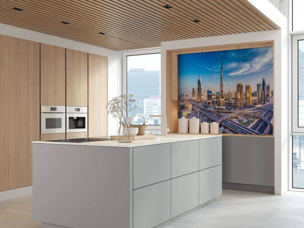 Snelwegen in Dubai met de skyline op de achtergrond