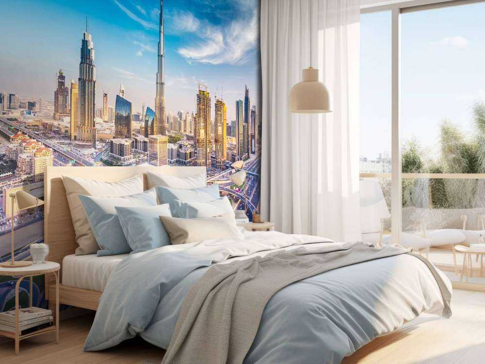 Snelwegen in Dubai met de skyline op de achtergrond