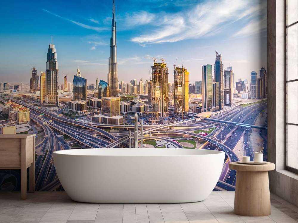 Snelwegen in Dubai met de skyline op de achtergrond