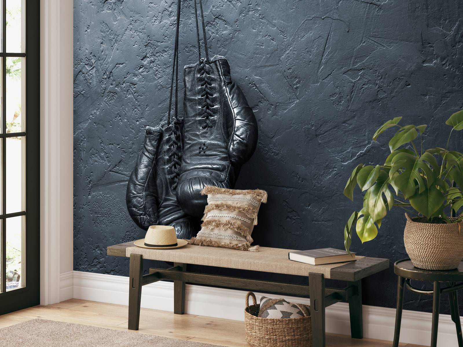 Old school zwarte bokshandschoenen aan een donkere muur