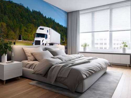 Krachtige witte vrachtwagen in een berglandschap