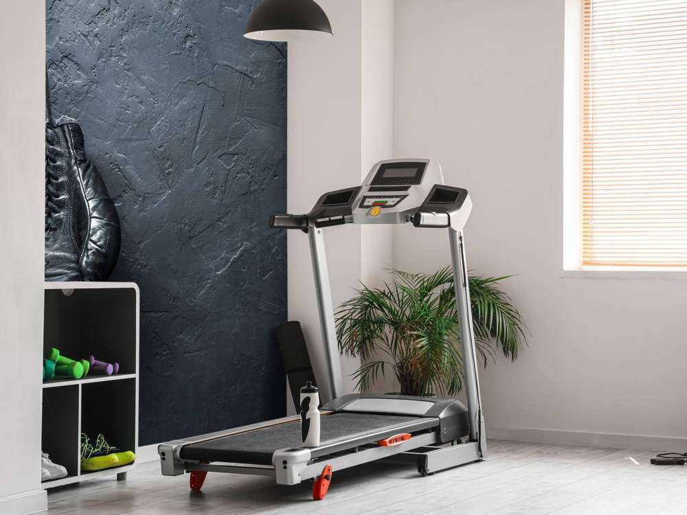 Old school zwarte bokshandschoenen aan een donkere muur