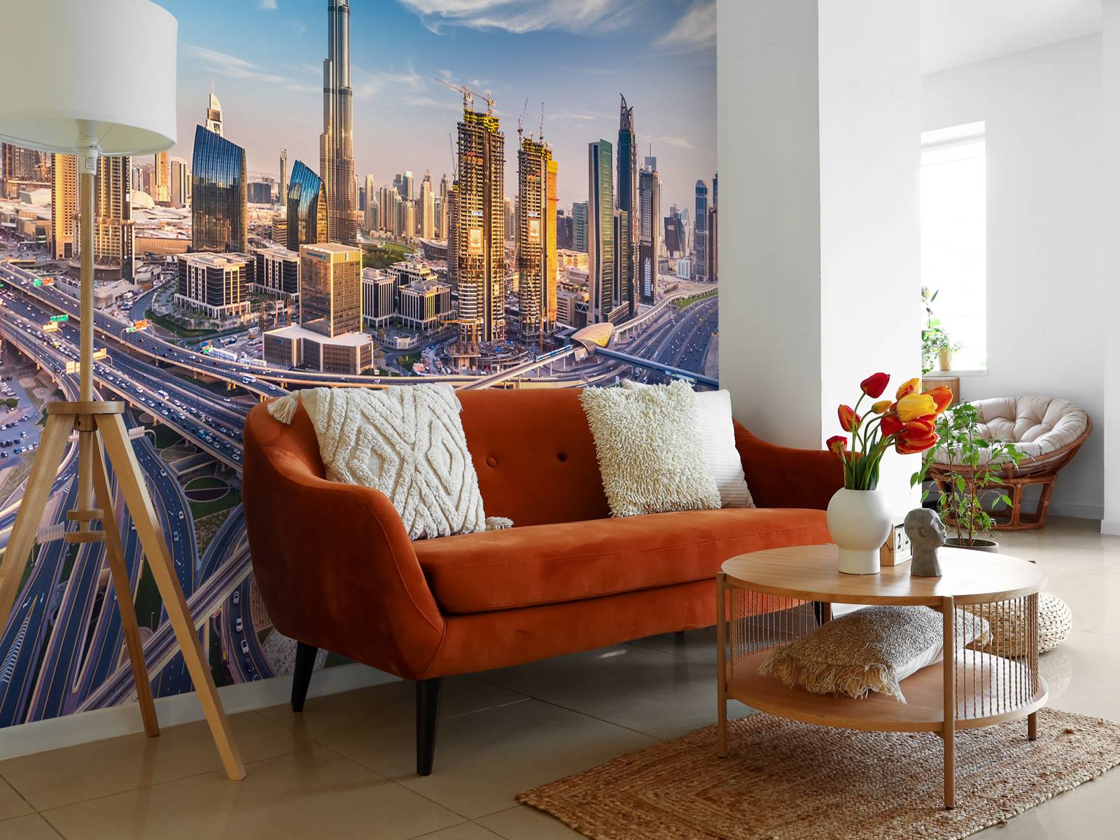 Snelwegen in Dubai met de skyline op de achtergrond
