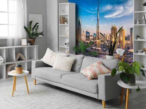 Snelwegen in Dubai met de skyline op de achtergrond